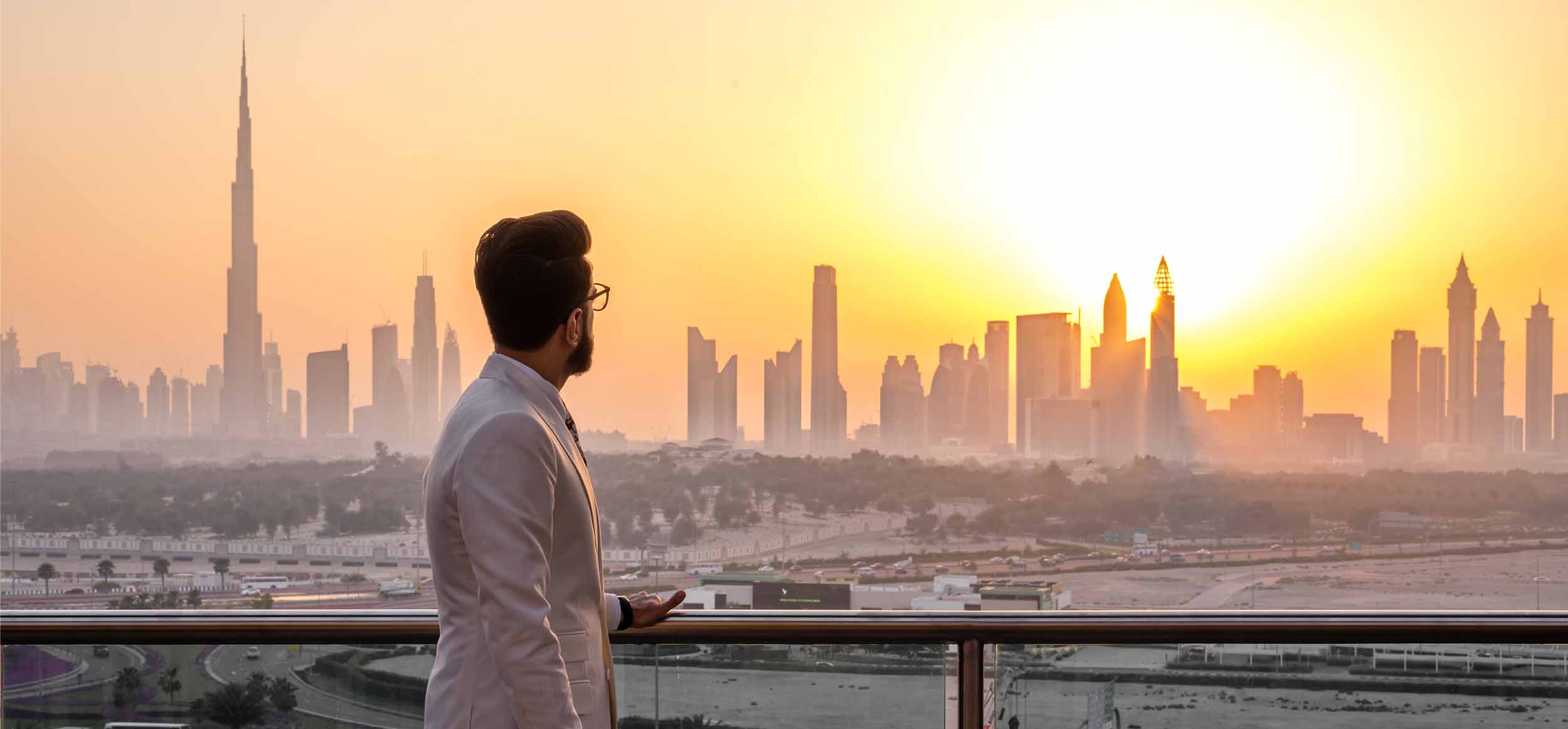 : Een bruisend nachtzicht van Dubai - verzeker je van een werkvisum voor werkgelegenheidskansen