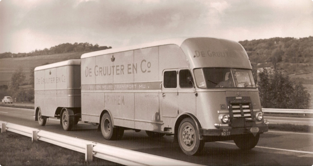 De Gruijter historie. Verhuiswagen in zwart-wit fotografie.